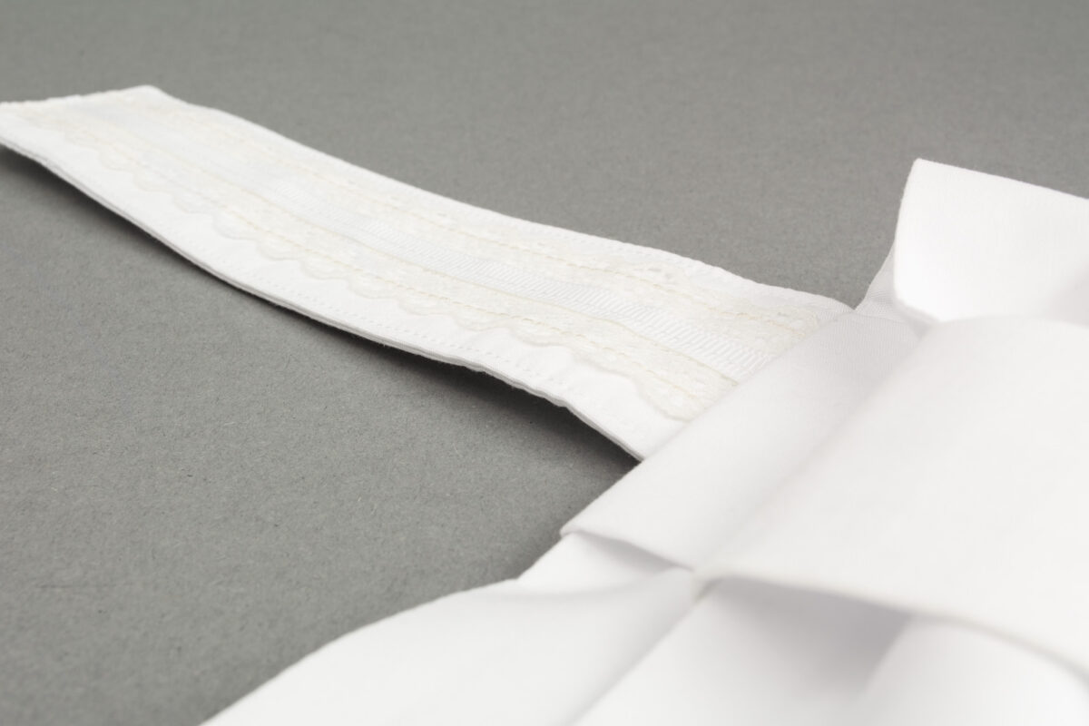 Handarbeit im Detail: Kragen mit Spitze